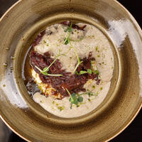 купить Томлёные говяжьи щёки с картофелем и грибной эспумой Томлёные говяжьи щёки с картофелем и грибной эспумой заказать доставку ROJO ресторан Алматы